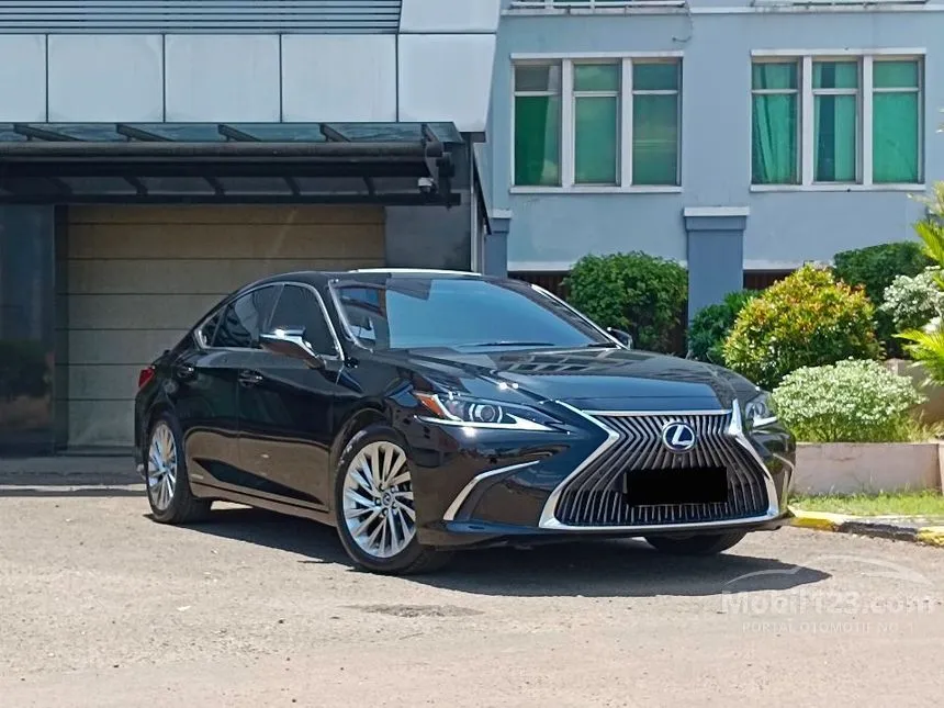 2021 Lexus ES 300h Ultra Luxury Sedan