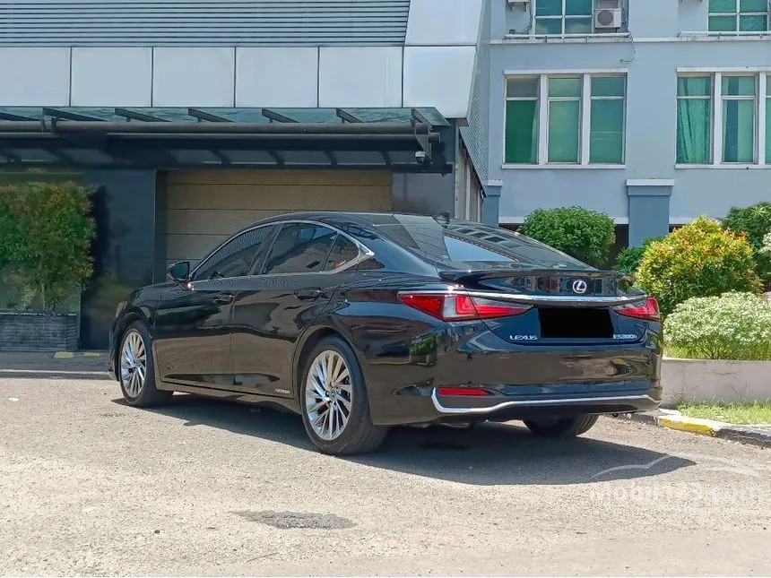 2021 Lexus ES 300h Ultra Luxury Sedan