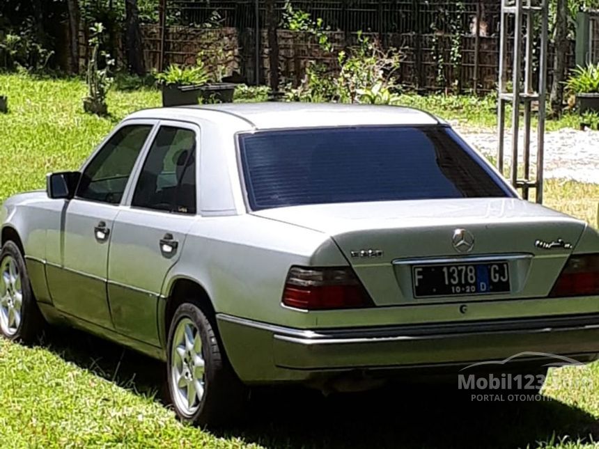 1994 Mercedes-Benz 220E 2.2 Automatic Sedan