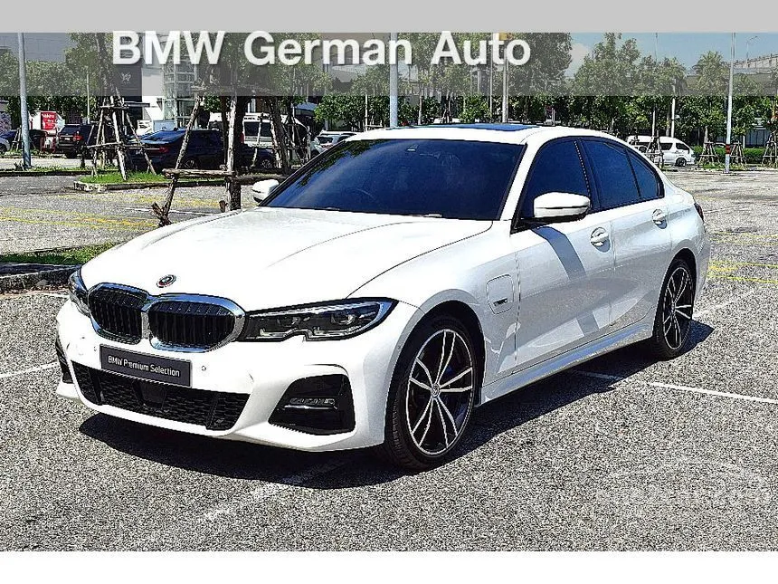 2022 BMW 330e M Sport Sedan