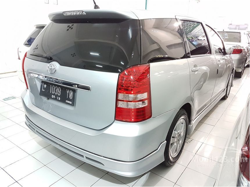 Jual Mobil Toyota Wish  2005 ZNE10 1 8 di Jawa Timur 