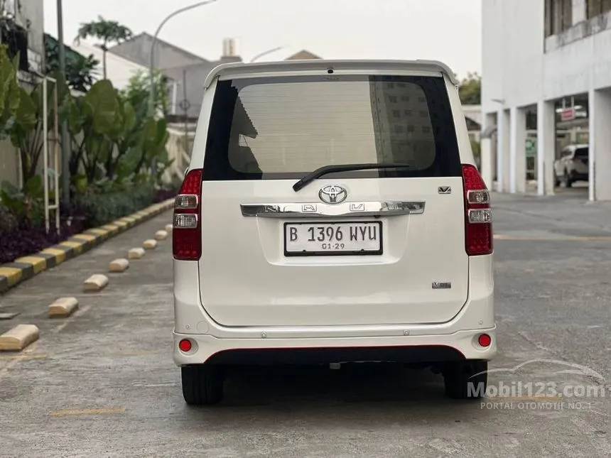 2013 Toyota NAV1 V MPV