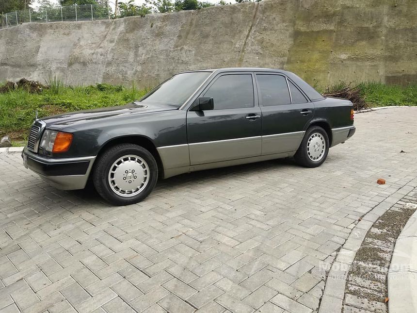 Jual Mobil Mercedes-Benz 300E 1991 3.0 di Banten Automatic Sedan Hitam