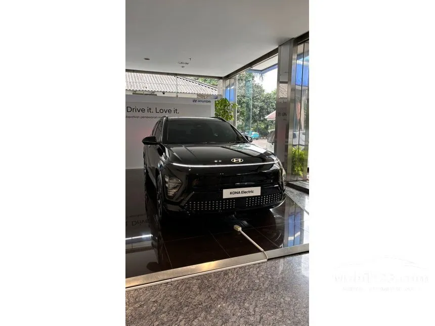Jual Mobil Hyundai Kona 2024 Electric Long Range Signature di DKI Jakarta Automatic Wagon Hitam Rp 590.000.000