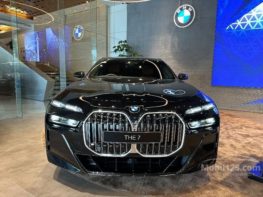 Jual Mobil BMW 735i 2024 M Sport 3.0 di DKI Jakarta Automatic Sedan Hitam Rp 2.594.000.000