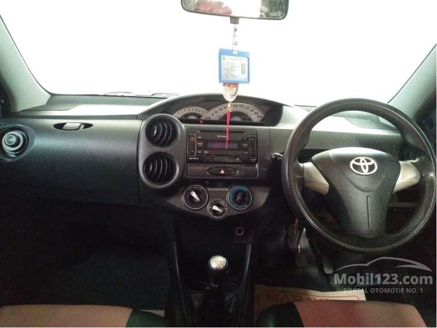 2013 Toyota Etios Valco E Hatchback