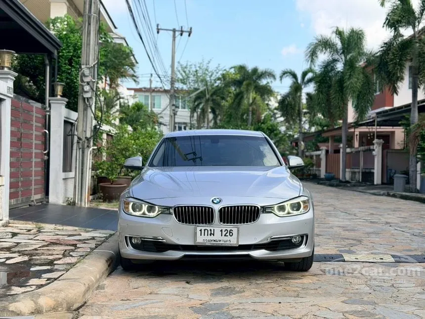 2013 BMW 320i Luxury Sedan
