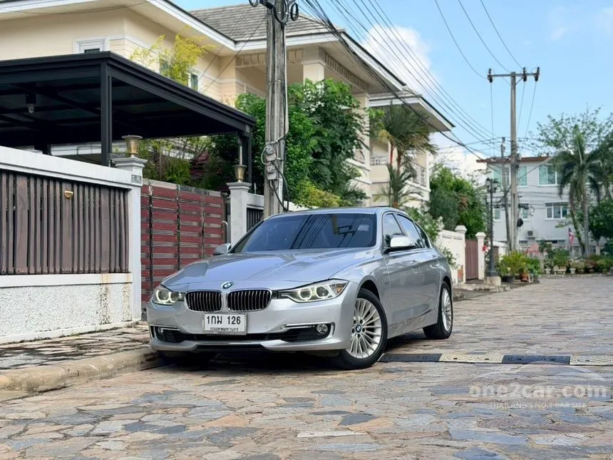 2013 BMW 320i Luxury Sedan