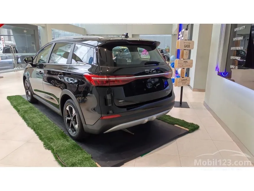 2026 BYD M6 Superior Captain 6-seater MPV