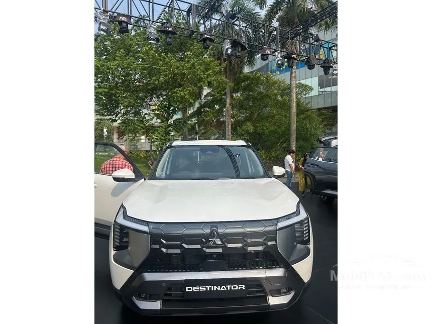 2026 Mitsubishi Destinator Ultimate (Quartz White Pearl) SUV