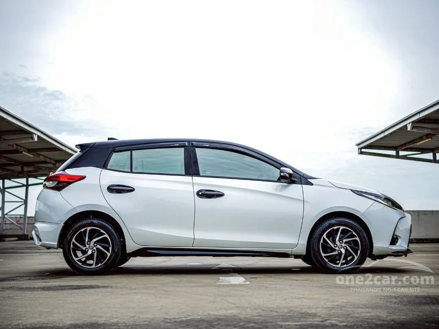 2021 Toyota YARIS Sport Premium Black Roof Hatchback