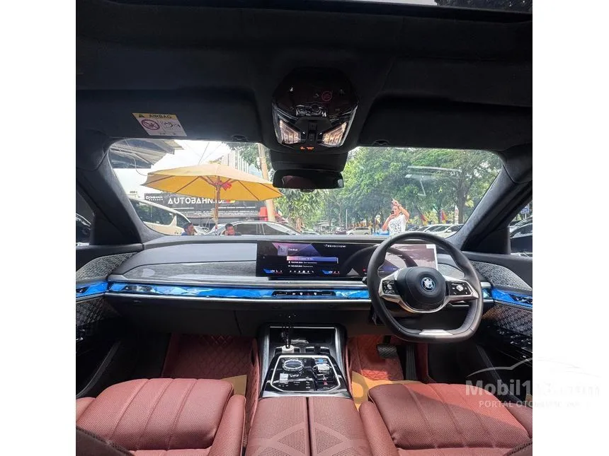 2024 BMW i7 xDrive60 Gran Lusso (2 Tone Exterior) Sedan