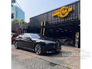 2024 BMW i7 xDrive60 Gran Lusso (2 Tone Exterior) Sedan
