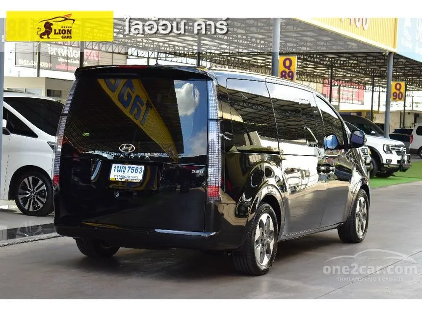 2022 Hyundai Staria SEL Van