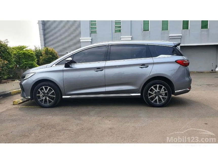 2025 BYD M6 Superior Captain 6 Seater MPV