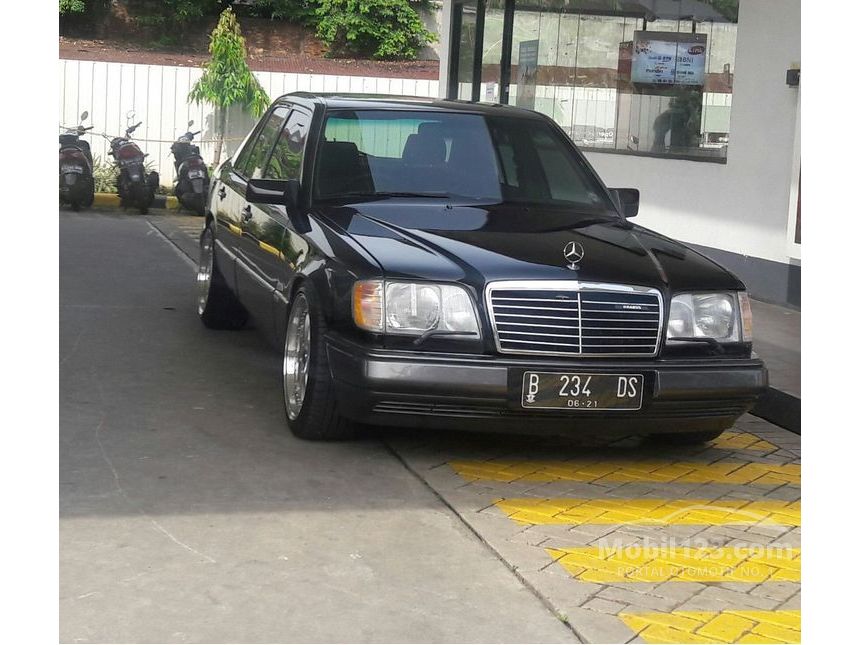 Jual Mobil Mercedes-Benz E320 1995 3.2 Automatic 3.2 di 