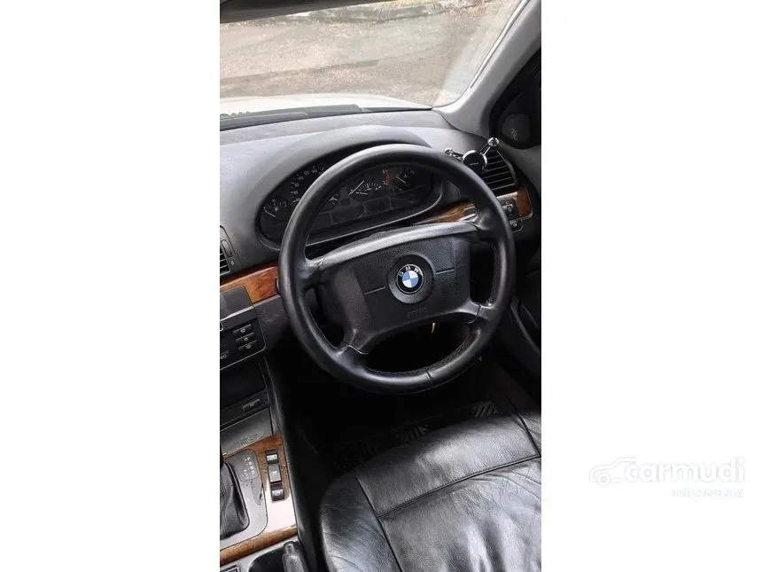 2002 BMW 318i Sedan