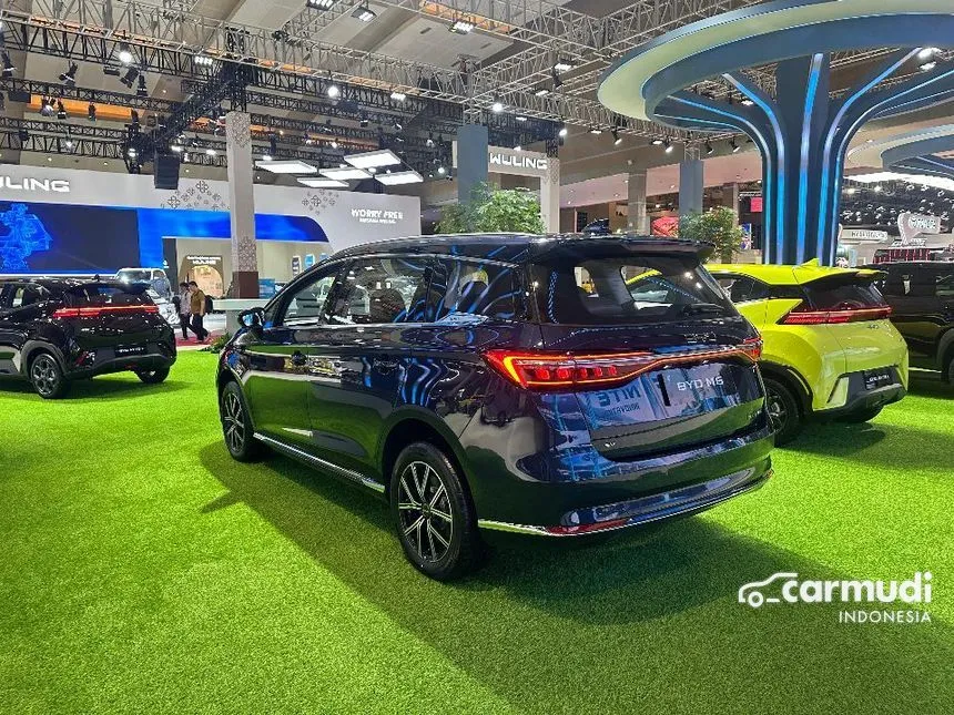 2026 BYD M6 Superior Captain 6-seater MPV