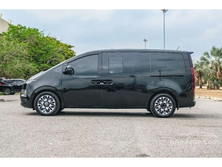 2022 Hyundai Staria SEL Van