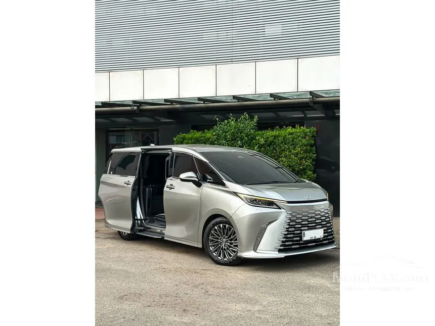 2025 Lexus LM 350h 4 Seater MPV