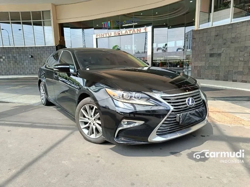 2015 Lexus ES300h Sedan