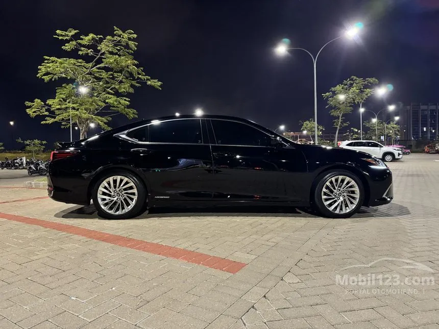 2021 Lexus ES 300h Ultra Luxury Sedan