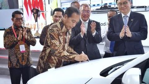 Jokowi-Luhut Jadi Saksi Pembukaan Pabrik Baterai Mobil Listrik Pertama ASEAN