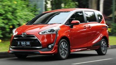 Toyota Sienta Raih Product of The Year 2016