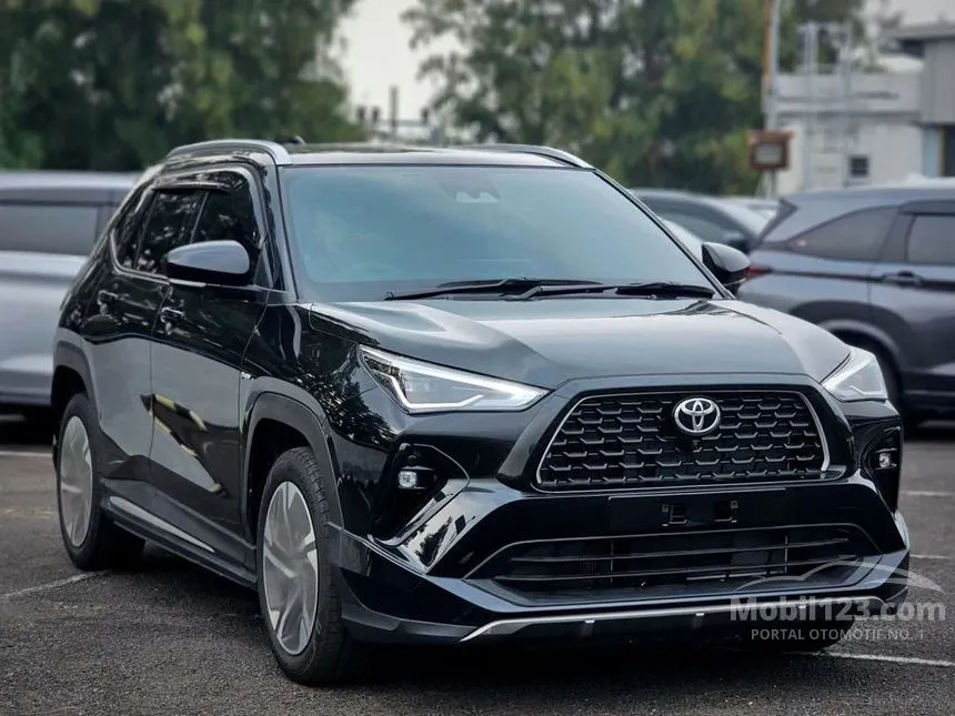 Jual Mobil Toyota Yaris Cross 2024 S GR Parts Aero Package HEV 1.5 di Kalimantan Selatan Automatic Wagon Hitam Rp 365.000.000