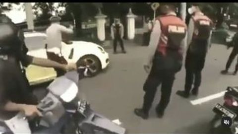 Bocah Menabrakkan VW Beetle ke Petugas Demi Hindari Pemeriksaan