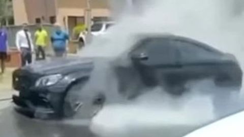 Konyol, Pengemudi Amatiran Bikin Supercar ini Terbakar Saat Lakukan Burnout