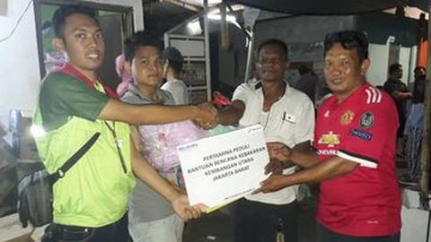 Pertamina Beri Bantuan Kepada Korban Kebakaran di Kembangan Utara
