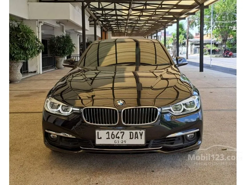 Jual Mobil BMW 320i 2018 Luxury 2.0 di Jawa Timur Automatic Sedan Hitam Rp 447.000.000
