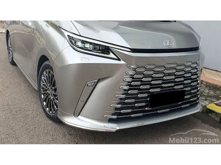 2025 Lexus LM 350h 4 Seater MPV
