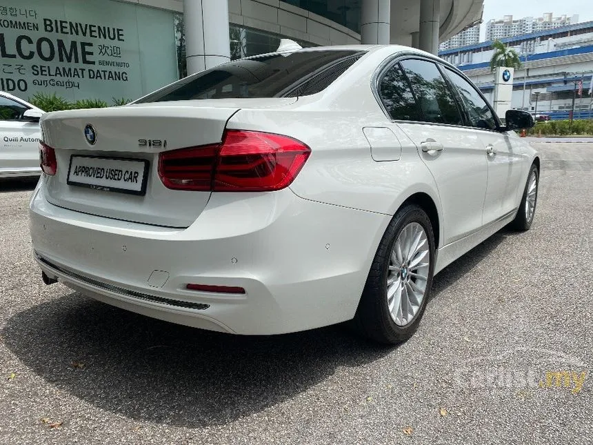 2019 BMW 318i Luxury Sedan