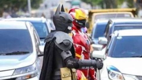 Saat Iron Man dan Batman Ikut Ingatkan Protokol Covid-19 ke Pengguna Jalan