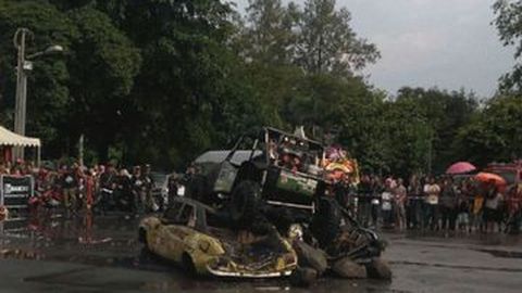 Peugeot 504 Digilas Truk Monster di Solo, Komunitas Protes