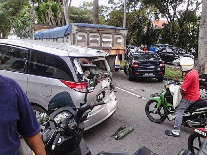 VIDEO: Lorry Ploughs Through Nearly 20 Cars Along Jalan Jelatek