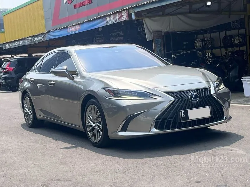 2022 Lexus ES 300h Ultra Luxury Sedan