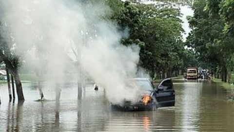 Apes, Mobil Terbakar Karena Nekat Terabas Banjir