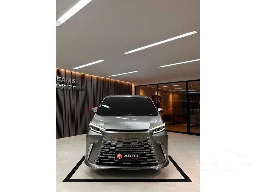 2024 Lexus LM 350h 7 Seater MPV