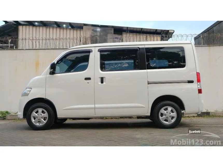 2022 Daihatsu Gran Max Mini Bus D Van