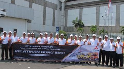 Fuso Menatar 18 Orang Guru di SMK di Indonesia