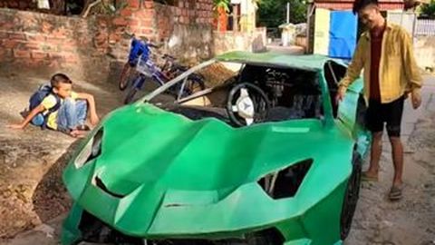 2 Pemuda Ini Sulap Kardus dan Mesin Skuter Jadi Lamborghini KW 10