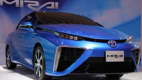 Seorang Pria Russia Minum Air Buangan Toyota Mirai
