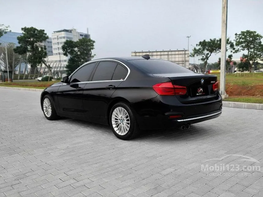 2018 BMW 320i Luxury Sedan