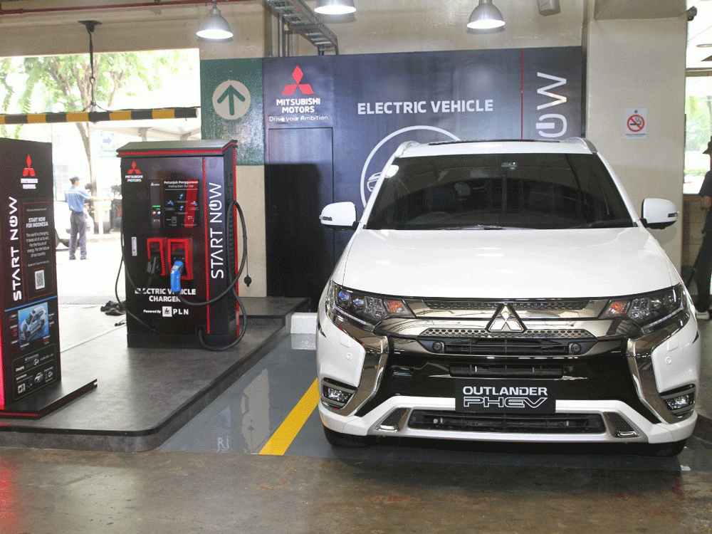 Cuma Bulan Ini, Mitsubishi Outlander PHEV Banyak Gratisannya