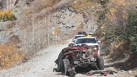 Pengemudi Parkir Ceroboh, Jeep Wrangler ini Hancur Masuk Jurang Penumpang Luka Serius