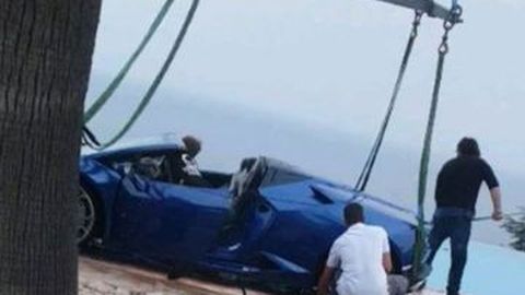 Model Playboy ini Malah Bercanda Setelah Bikin Lamborghininya Tercebur Kolam Renang