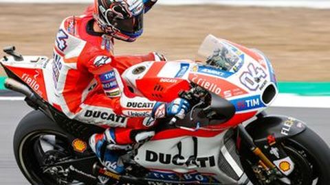 Rossi Dipecundangi Dovizioso di MotoGP Inggris 2017